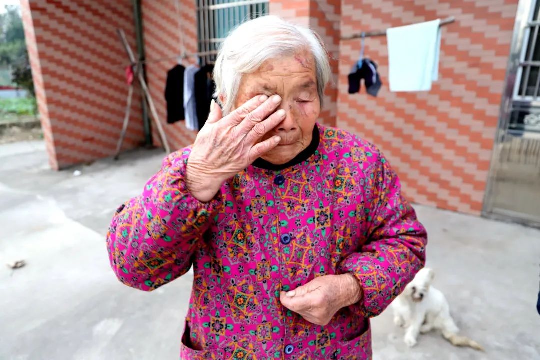 84岁老奶奶跳入河中救下3岁孩童!事后她却哭了