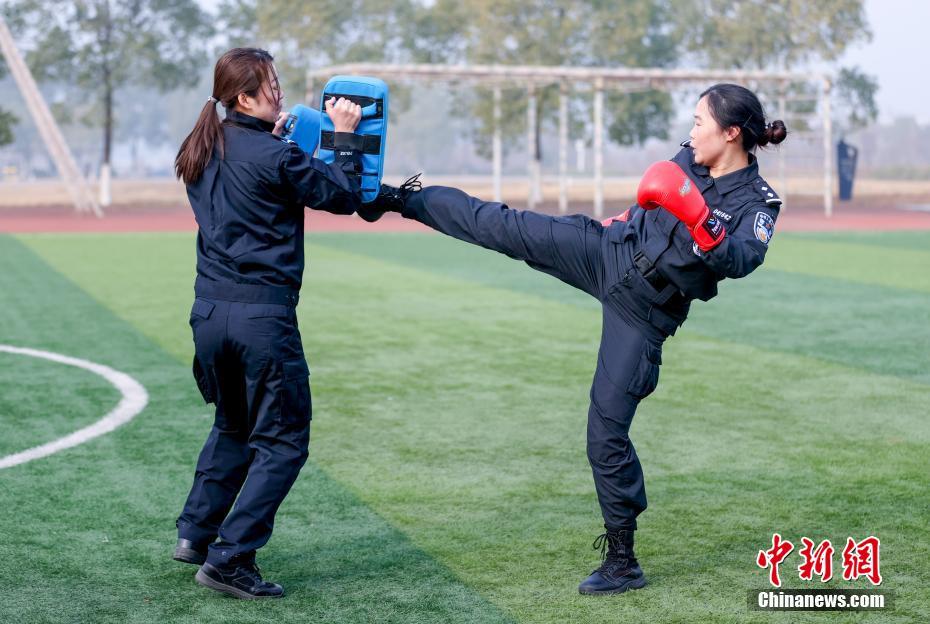 1月19日,湖北武汉,在武汉市公安局特警实战训练基地冬训现场,女子特警