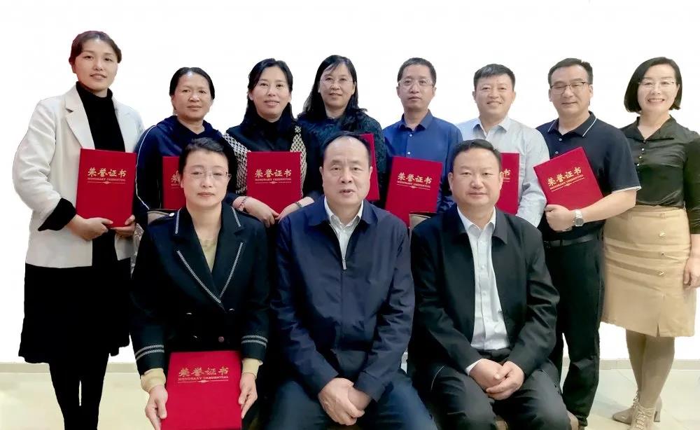 总结会上,师市党委常委,副师长汤建军为在2020年第十师北屯市引进援疆