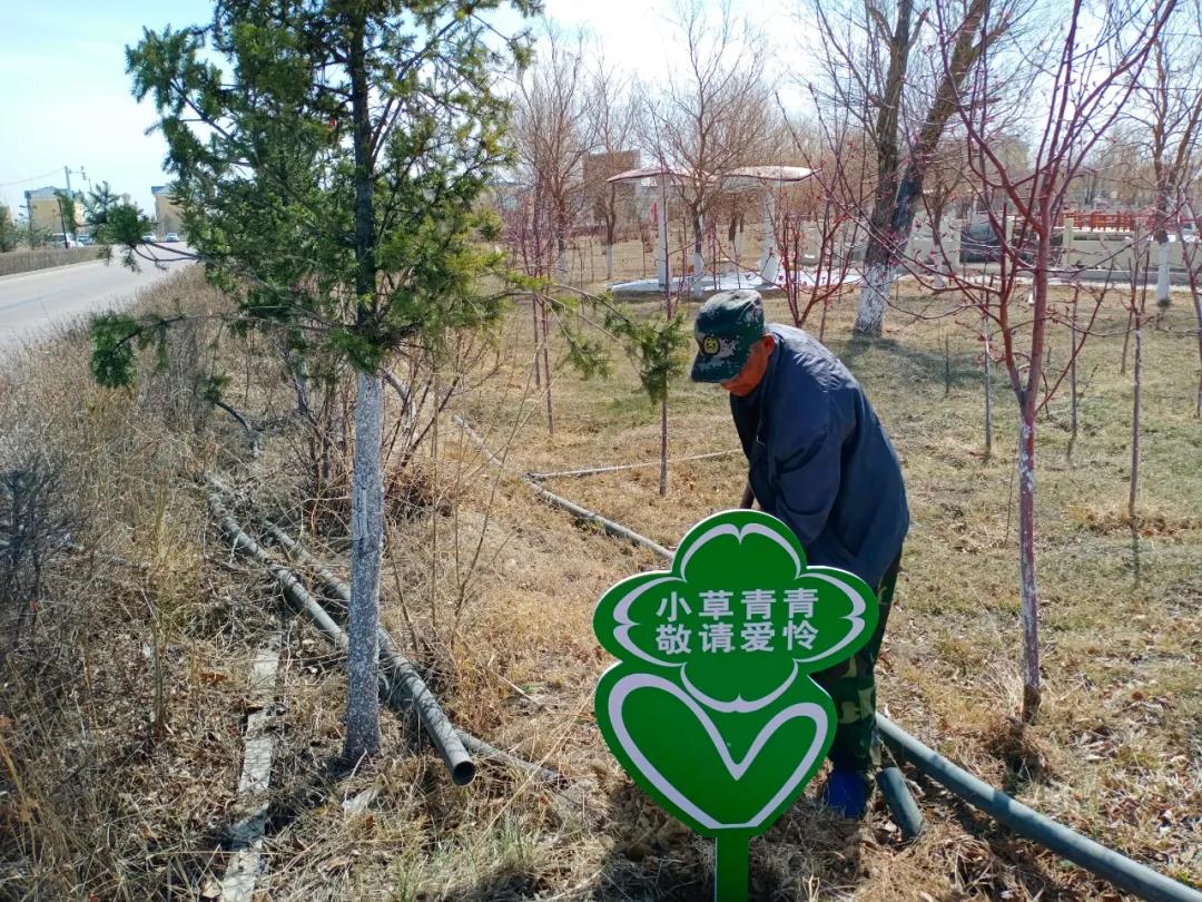 一八七团安装花语温馨提示牌引导群众爱绿护绿