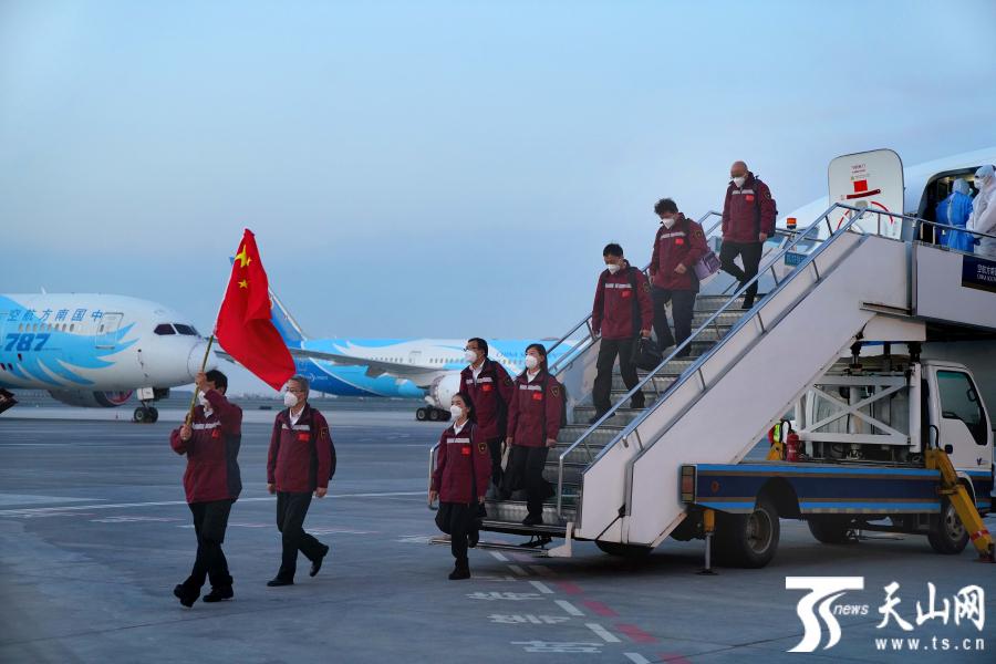 中国援助巴基斯坦抗疫医疗专家组圆满完成任务回国
