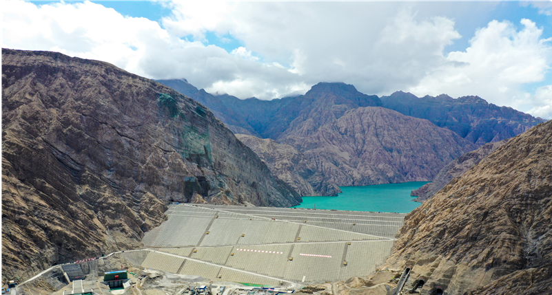 新疆阿尔塔什水利枢纽工程大坝主体完工