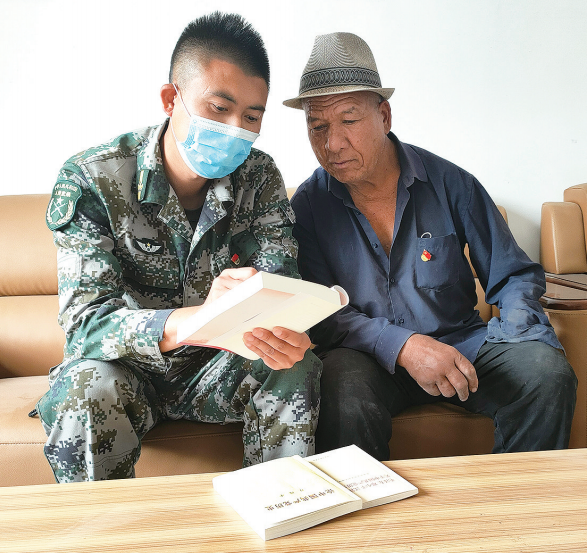 五十团夏河镇赠书送学守初心党史学习不掉队