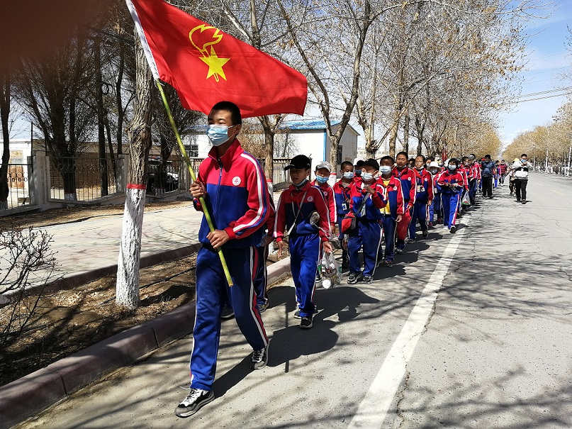 红星二场学校开展"我爱我的祖国·缅怀英烈 追寻革命的足迹"活动