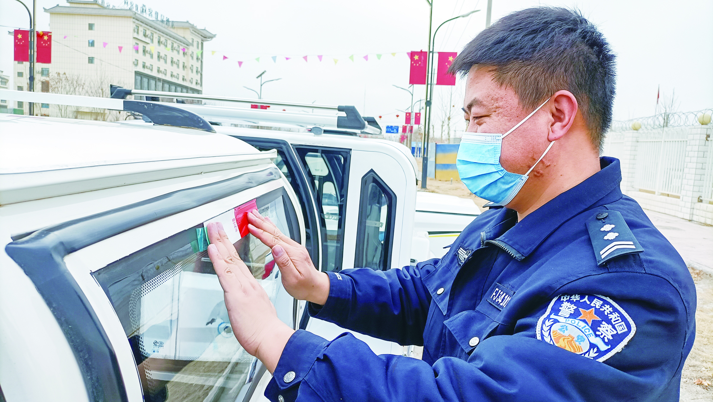 轿车贴反光条交警查图片