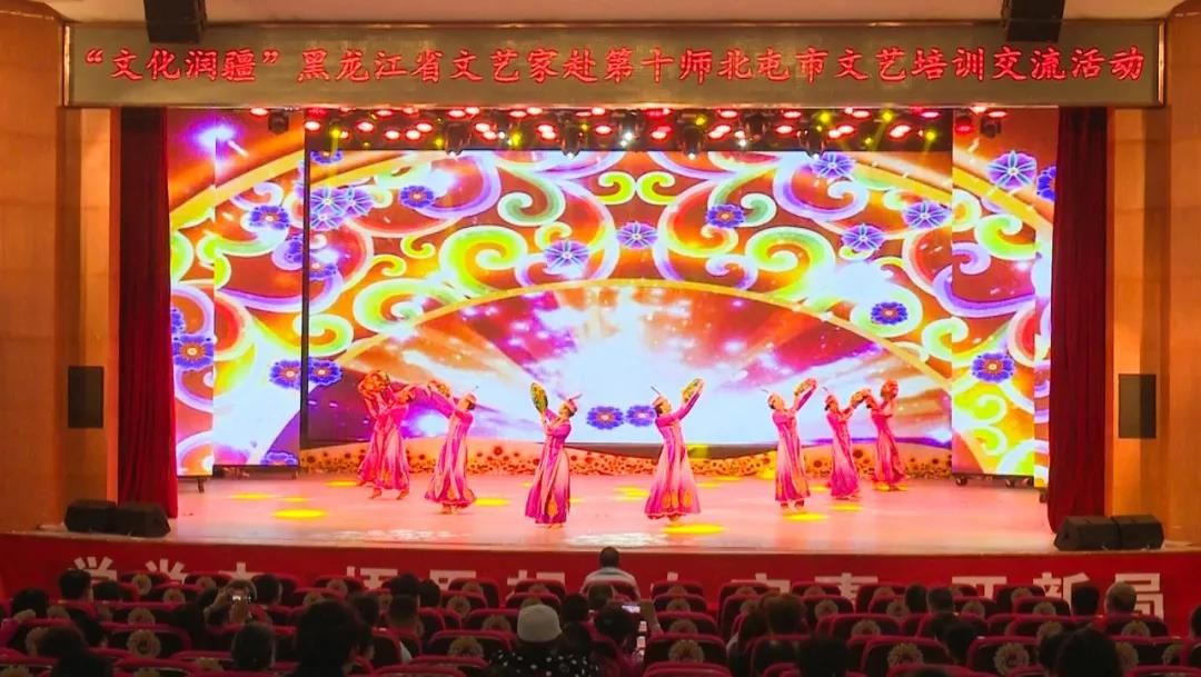 师市歌舞团演员表演舞蹈《石榴红了.