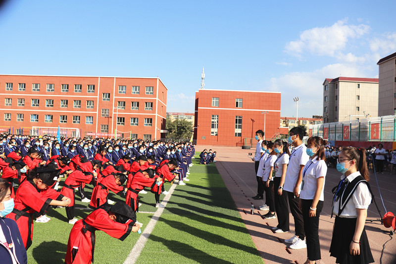 十一师一中举行开学典礼暨教师节表彰大会