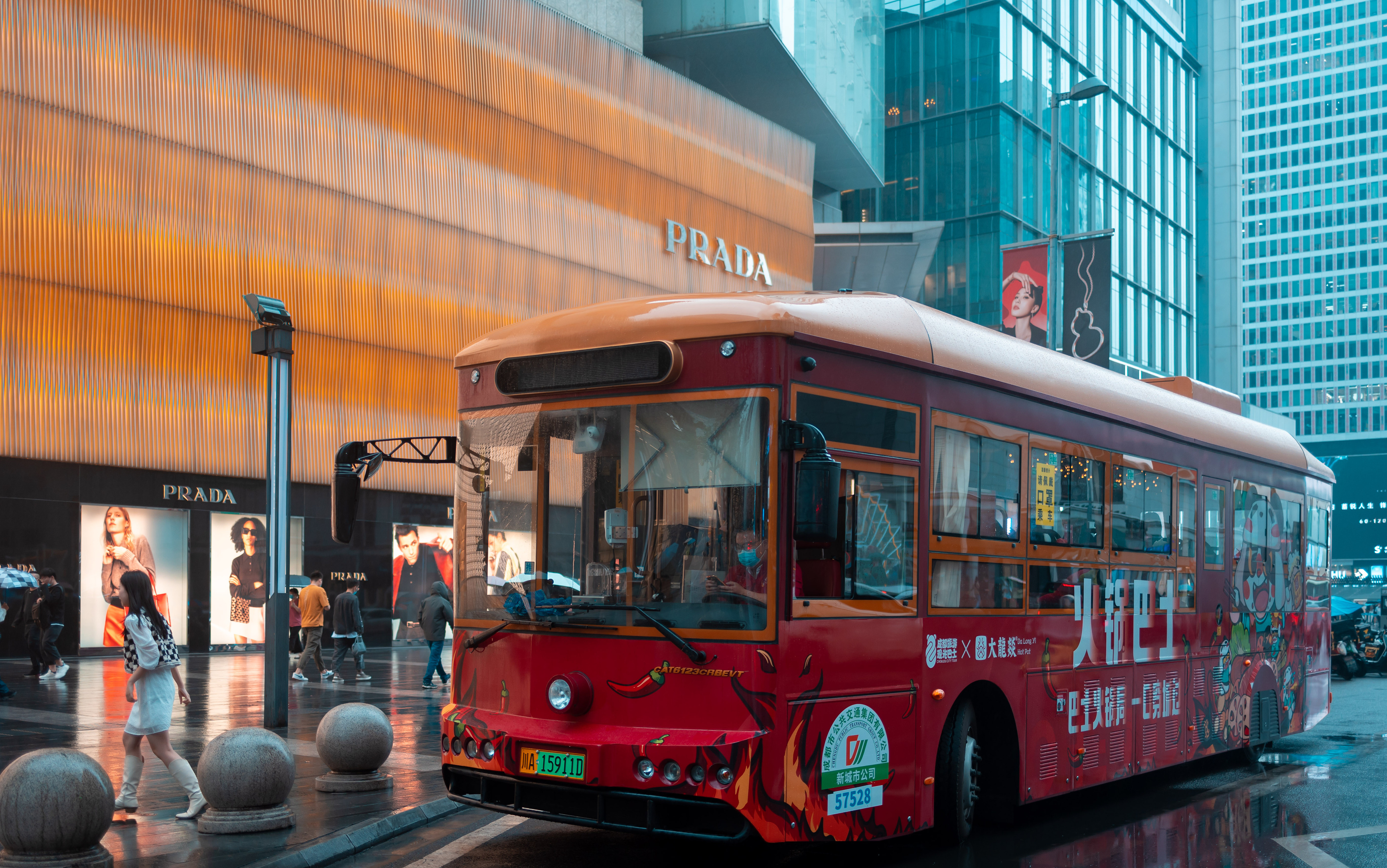 成都公交集团了解到,此次将火锅搬上公交车,打造成city tour观光巴士