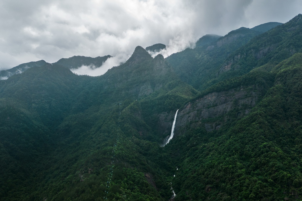 受近期强降雨的影响,位于江西省庐山市秀峰景区的庐山瀑布水量剧增