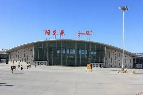 5公里,温宿县城5公里,为4c级机场 .航站楼总建筑面积约2.