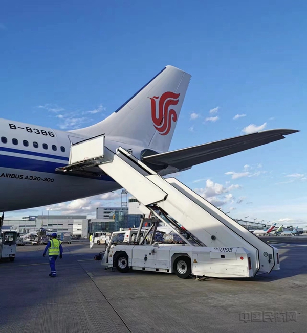 该航线航班号为ca431/2,由国航西南分公司投入空客 a330宽体远程客机